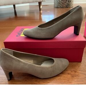 Vaneli NIB Taupe Suede Medium-Heel Pumps